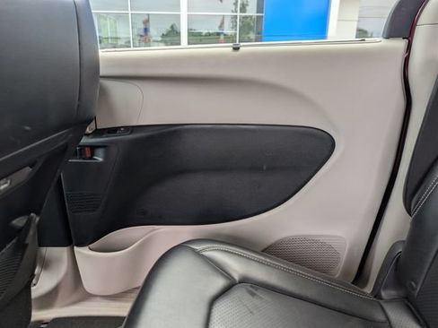 Used 2023 Chrysler Pacifica Touring-L FWD image 18