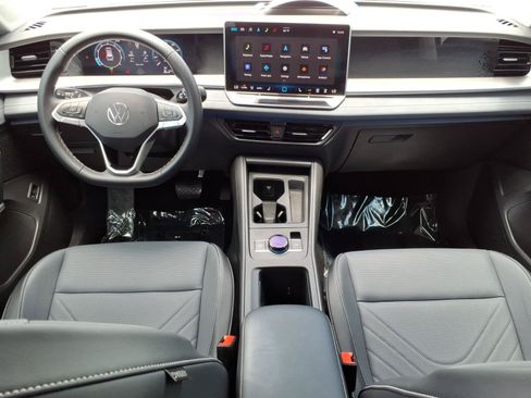 Certified 2025 Volkswagen Tiguan SE FWD image 23