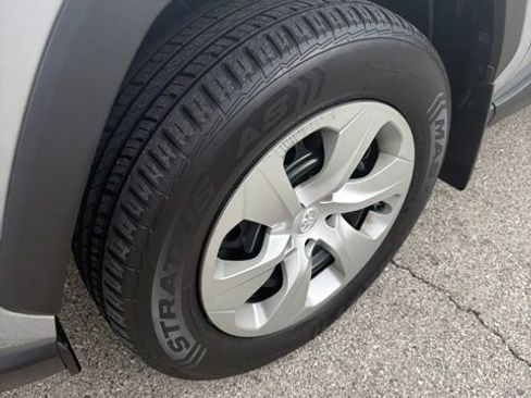 Used 2019 Toyota RAV4 LE FWD image 9