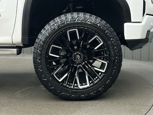 Used 2025 GMC Sierra 1500 Denali Ultimate image 10