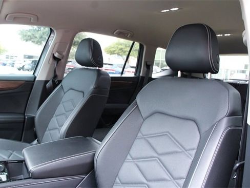 Certified 2025 Volkswagen Atlas SE image 12