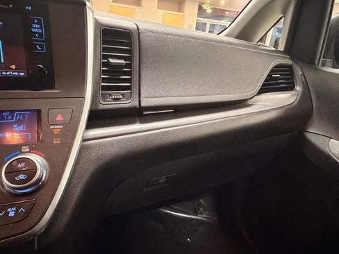 Used 2016 Toyota Sienna SE image 19
