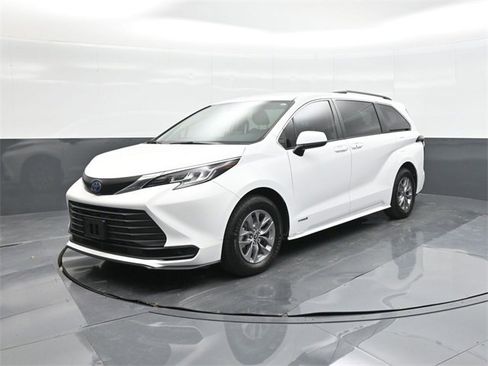 Used 2021 Toyota Sienna LE image 1