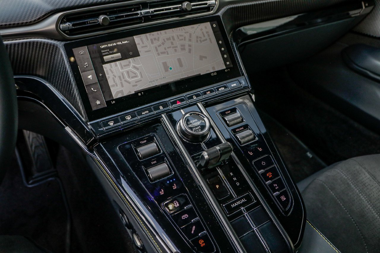 Used 2025 Aston Martin V8 Vantage Coupe RWD image 26
