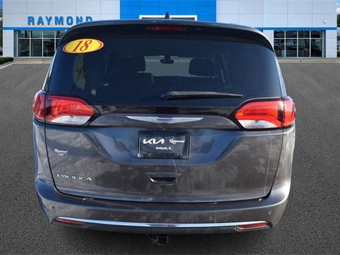 Used 2018 Chrysler Pacifica Touring-L image 4