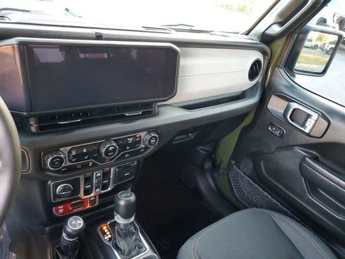 Used 2024 Jeep Wrangler Unlimited AWD/4WD image 28