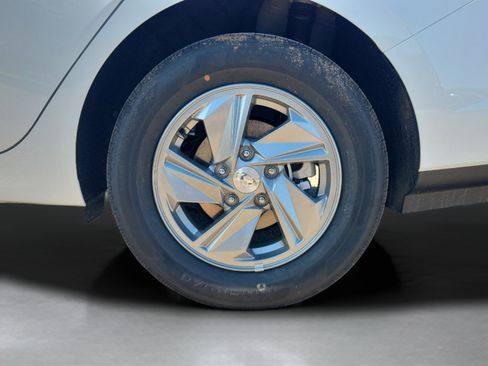 Used 2026 Hyundai Elantra SE FWD image 31