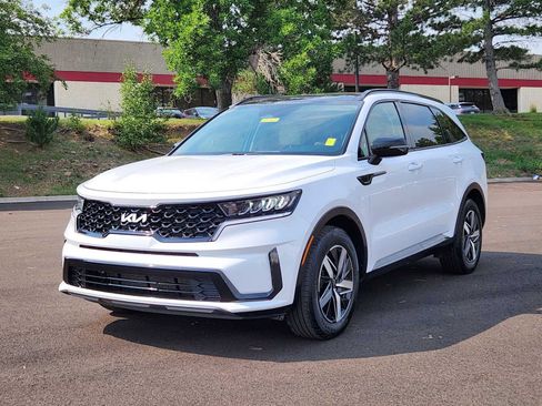 Used 2023 Kia Sorento S w/ Panoramic Sunroof Package image 4