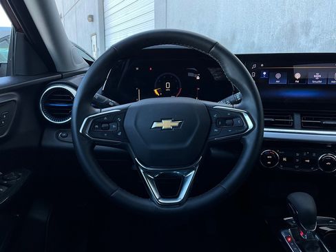 Used 2025 Chevrolet Trax LT w/ LT Convenience Package image 32