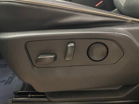 Used 2023 GMC Yukon XL SLT AWD/4WD image 22