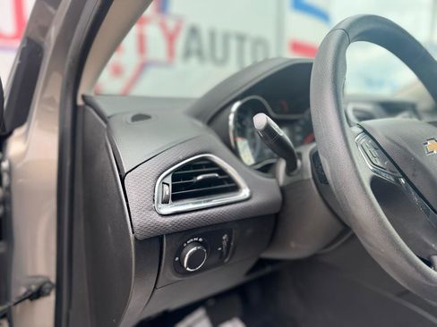 Used 2018 Chevrolet Cruze LT w/ Convenience Package FWD image 36