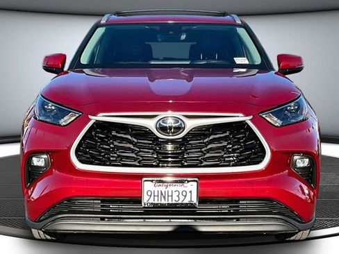 Used 2023 Toyota Highlander XLE image 2
