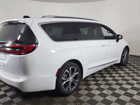 New 2026 Chrysler Pacifica Pinnacle image 8
