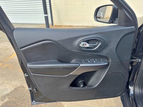 Used 2019 Jeep Cherokee Latitude w/ Popular Appearance Group FWD image 35