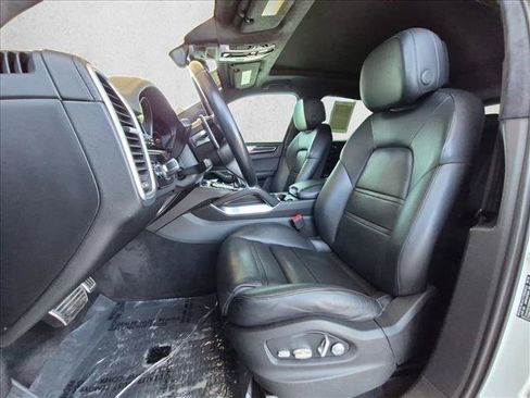 Used 2019 Porsche Cayenne Turbo AWD/4WD image 17