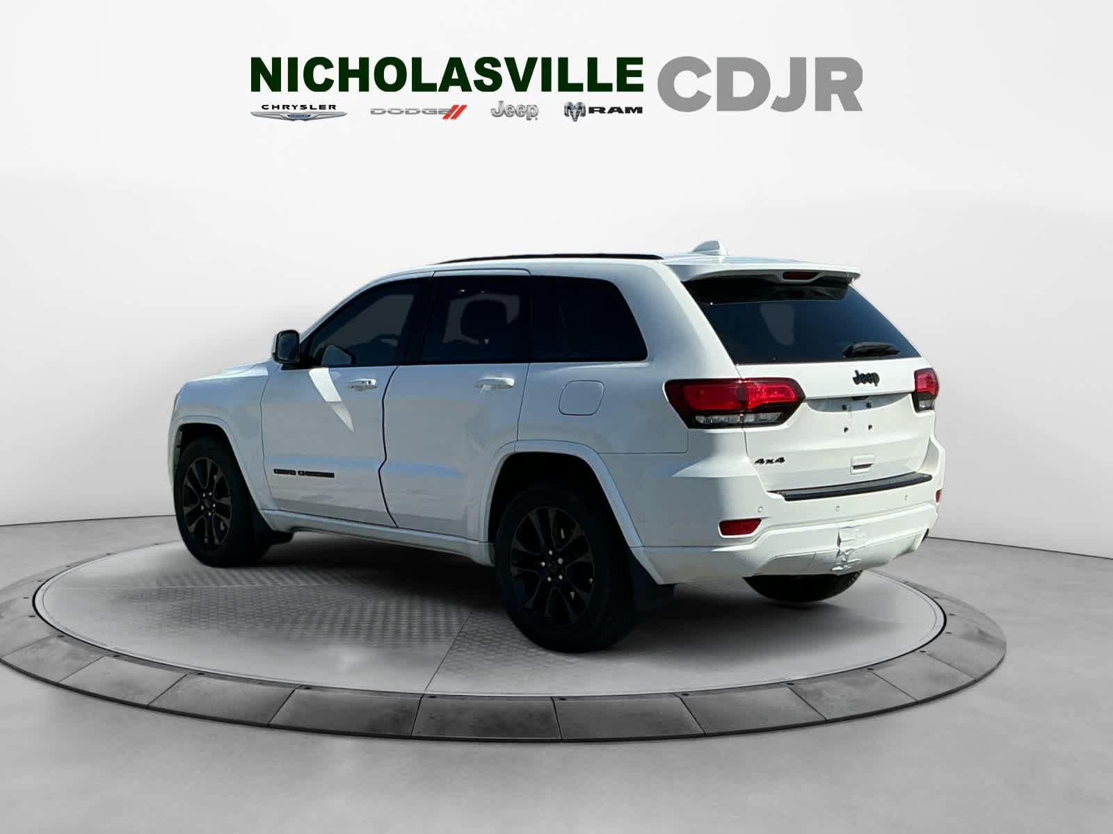 Used 2018 Jeep Grand Cherokee Altitude AWD/4WD image 3