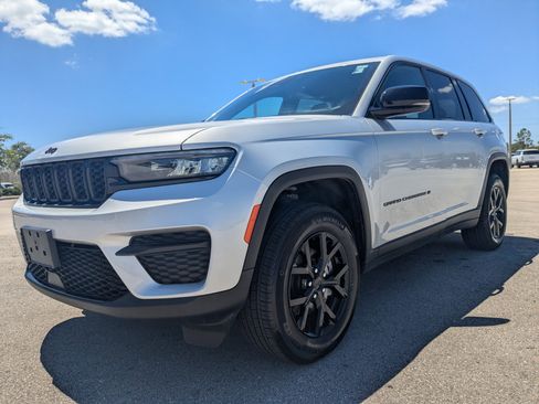 Used 2025 Jeep Grand Cherokee Altitude AWD/4WD image 8