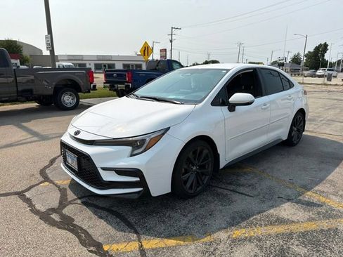 Used 2024 Toyota Corolla SE FWD image 2