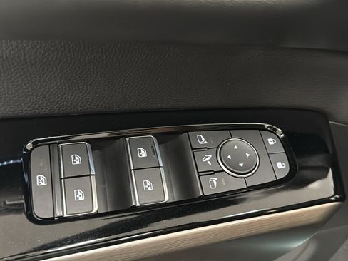 Used 2025 Nissan Pathfinder Platinum AWD/4WD image 23