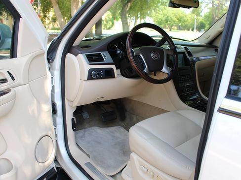 Used 2007 Cadillac Escalade AWD w/ Information Package image 8