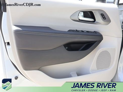 Used 2023 Chrysler Pacifica Touring-L image 20