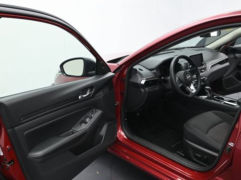 Used 2024 Nissan Altima 2.5 SV FWD image 12