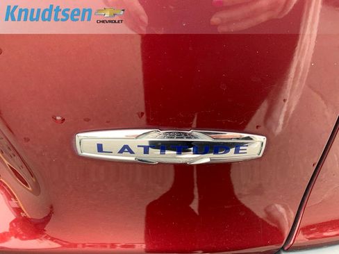 Used 2019 Jeep Cherokee Latitude Plus AWD/4WD image 9