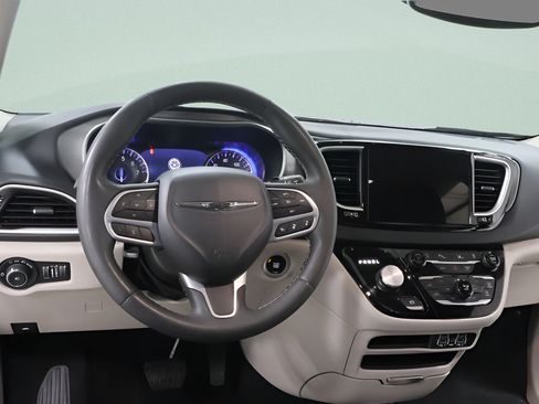 Used 2023 Chrysler Pacifica Touring-L FWD image 8