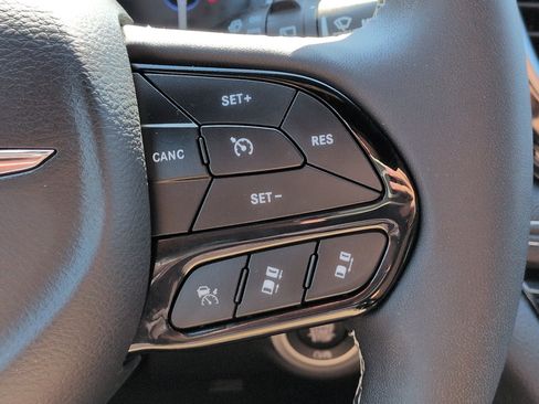 Used 2025 Chrysler Pacifica Limited FWD image 25