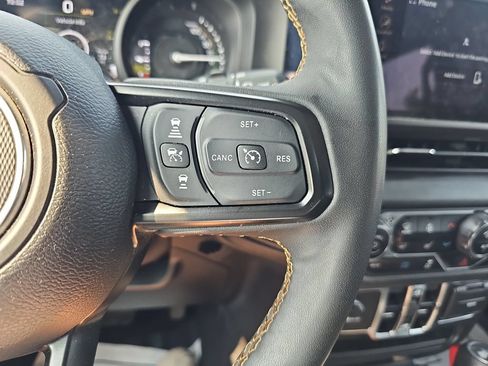 Used 2024 Jeep Wrangler Unlimited w/ Convenience Group AWD/4WD image 18