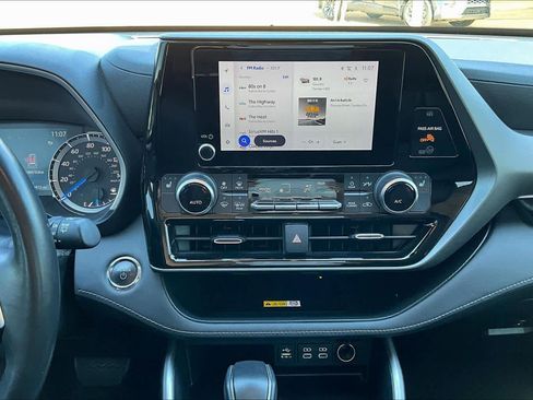 Used 2023 Toyota Highlander XLE image 7