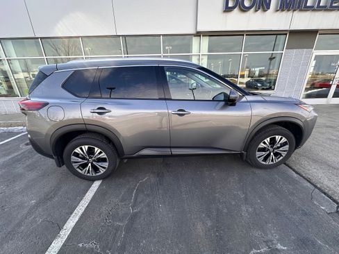Used 2021 Nissan Rogue SV w/ Premium Package image 2