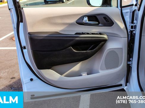 Used 2024 Chrysler Pacifica Touring-L image 39