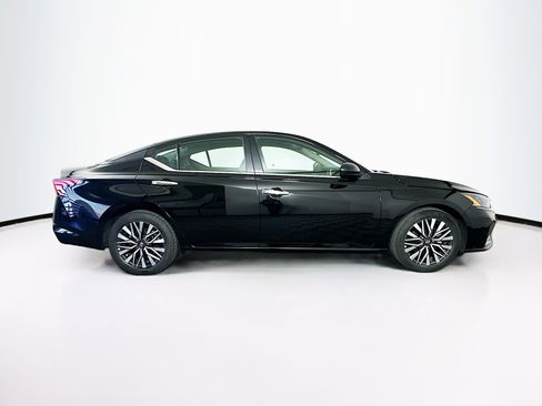 Used 2025 Nissan Altima 2.5 SV FWD image 10