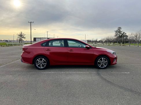 Used 2022 Kia Forte LXS FWD image 4