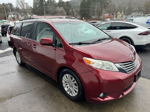 Used 2014 Toyota Sienna XLE image 3