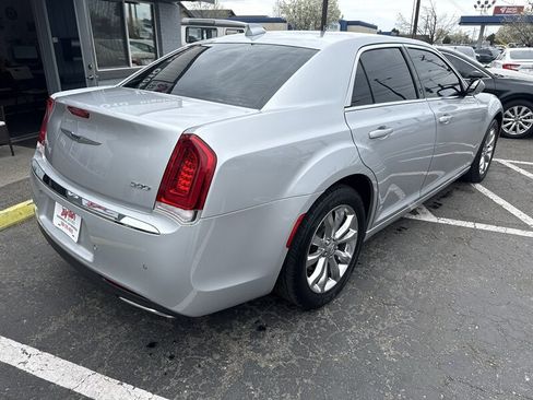 Used 2021 Chrysler 300 Touring L image 4
