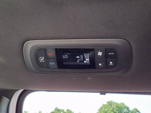 Used 2025 Chrysler Pacifica Select FWD image 24