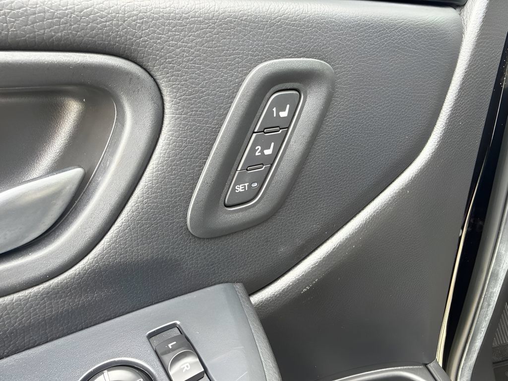 Used 2025 Honda Pilot EX-L image 11