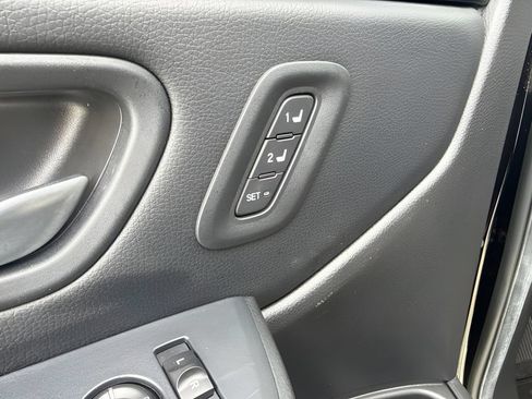 Used 2025 Honda Pilot EX-L image 11