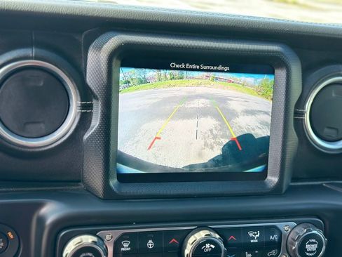 Used 2018 Jeep Wrangler Unlimited Sahara AWD/4WD image 18