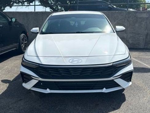 Used 2024 Hyundai Elantra SE FWD image 5