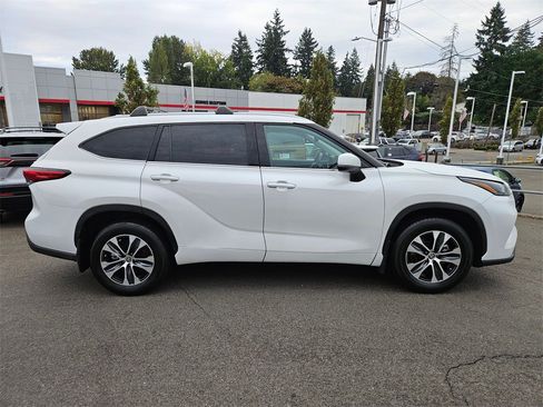 Used 2022 Toyota Highlander XLE image 2
