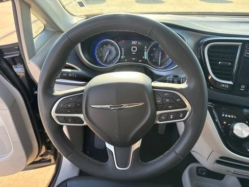 Used 2023 Chrysler Pacifica Touring-L FWD image 12