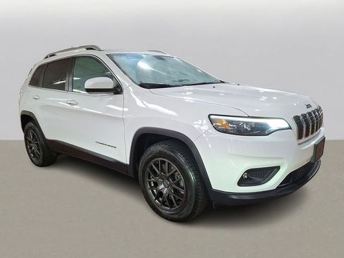 Used 2019 Jeep Cherokee Latitude Plus w/ Comfort/Convenience Group image 3