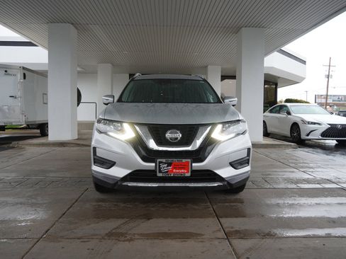 Used 2020 Nissan Rogue SV image 3