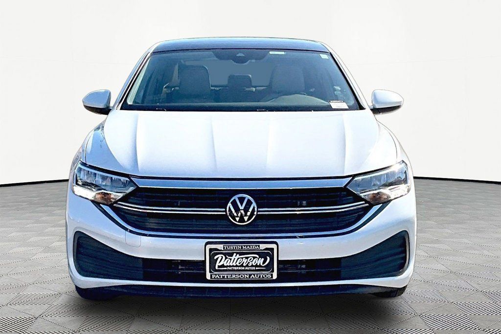 Used 2024 Volkswagen Jetta SE w/ Panoramic Sunroof Package FWD image 3