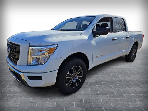Used 2023 Nissan Titan SV image 3