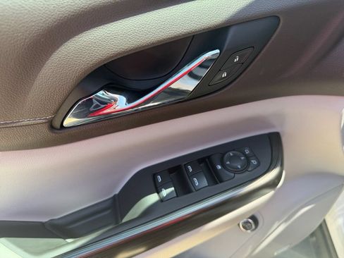 Used 2021 GMC Acadia SLT AWD/4WD image 13