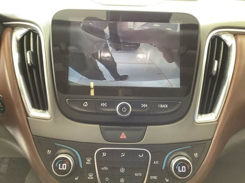 Used 2018 Chevrolet Malibu Premier w/ Premier Sun and Wheel Package FWD image 26
